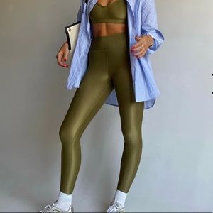 WeWoreWhat Active Ribbed Olive Leggings w/ Chain
